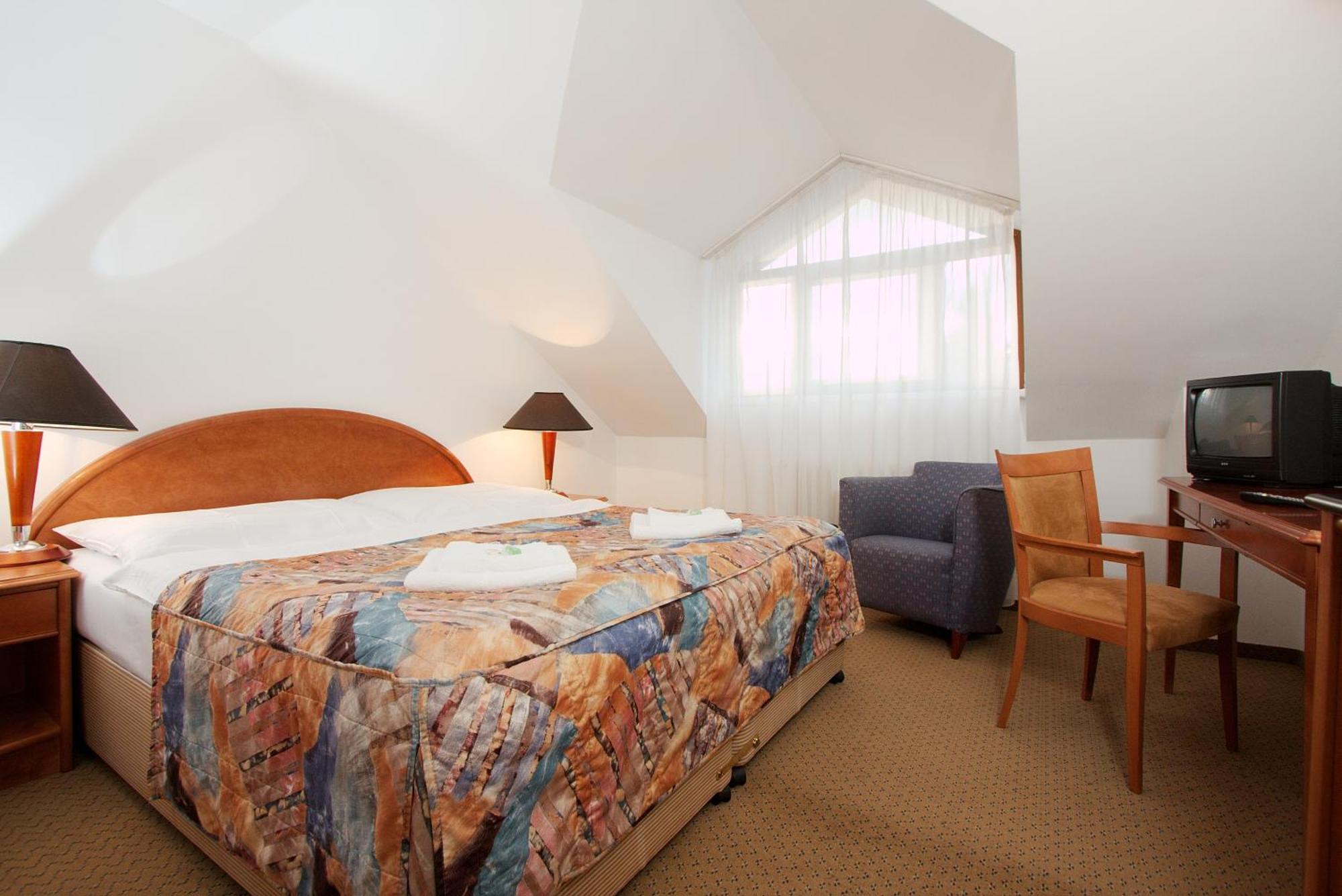 Hotel Chotol Horomerice ภายนอก รูปภาพ